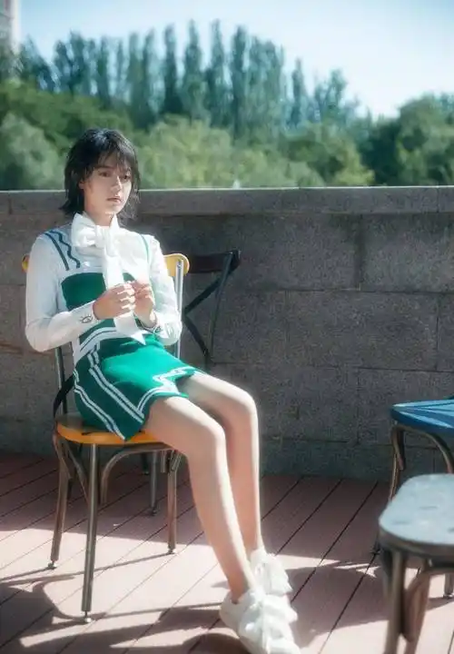 赵今麦晒毕业校服写真,穿衬衫百褶裙戴蝴蝶结领结,清纯如初恋_显得