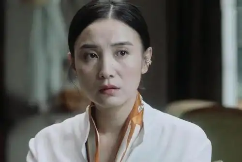 与此同时,南俪的事业也遭受重挫,由代总裁降为了部