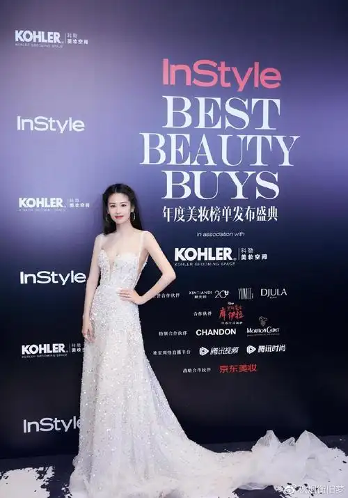 又被颖儿迷倒了169身高穿吊带连衣裙气质惊艳不愧是辣妈