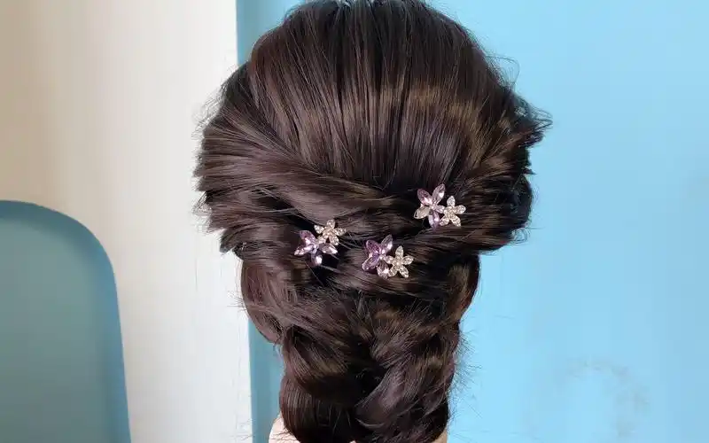 女人换个发型,让你变身小贵妇,时髦又抢眼!