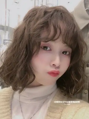 短发女生尴尬期必烫发型慵懒风法式蛋卷头