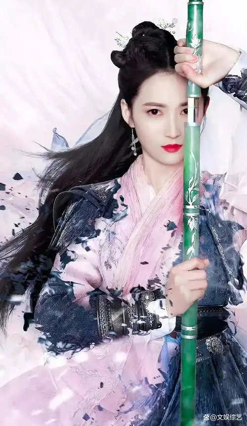 陈钰琪公主裙造型上线,身穿不同造型的装扮,拍摄出一组唯美的照片