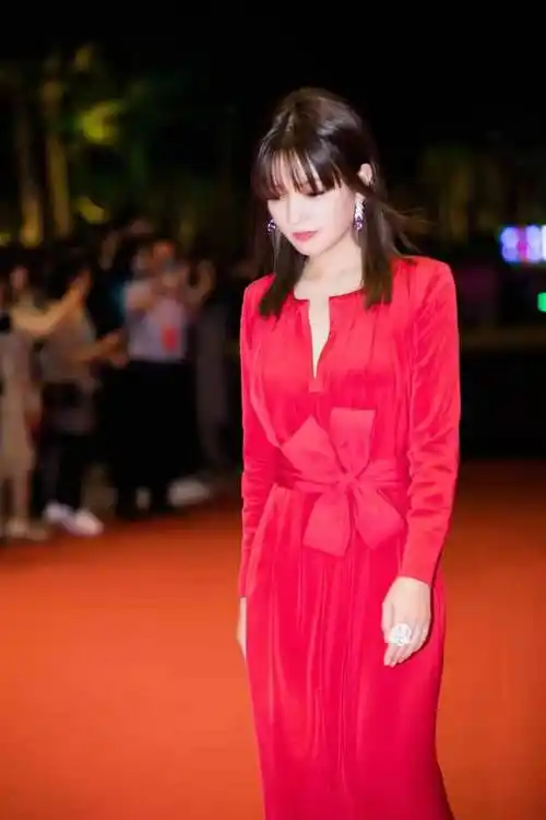 赵薇金鸡奖美得耀眼一袭中国红长裙走红毯优雅到骨子里