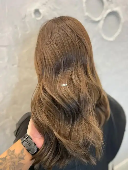 太阳光一照头顶发红的颜色实在有些接受不了颜色总体就是深棕色显得头