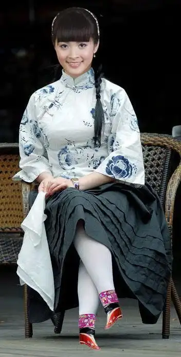 金莲整整一千多年,在辽阔的中国大地上,女子们都在自己的一双脚上勤劳