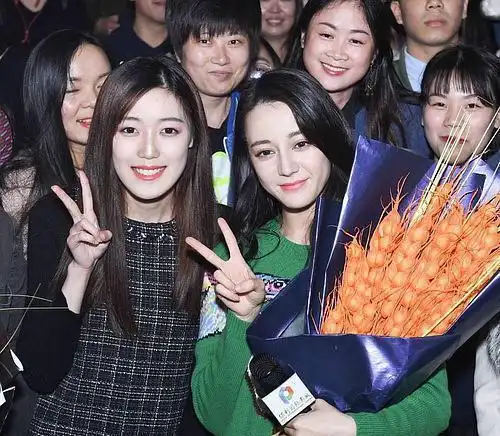 这些路人合照竟然赢过明星迪丽热巴被衬成路人刘亦菲甘拜下风