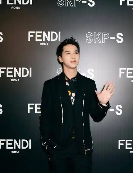 超模穿着这身连体裤都紧,他还能多穿套秋裤_黄景瑜_小说_气质