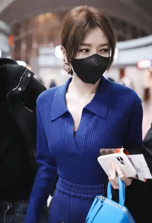 42岁的秦岚身着蓝色运动酷显身材,黑色西装像女大佬,太酷了|撞色|内搭