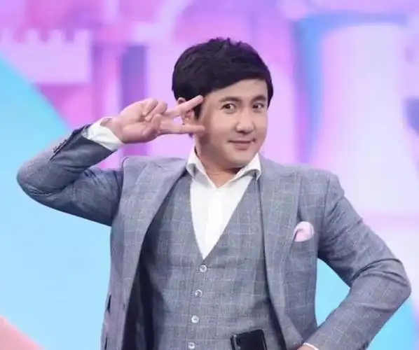 8月9日,有一名网友在黑龙江拍摄到一组有关演员沈腾的照片,引发了大众