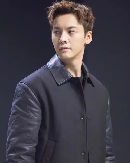 最帅三七分男生#陈伟霆!这个发型陈伟霆完美驾驭,超帅!