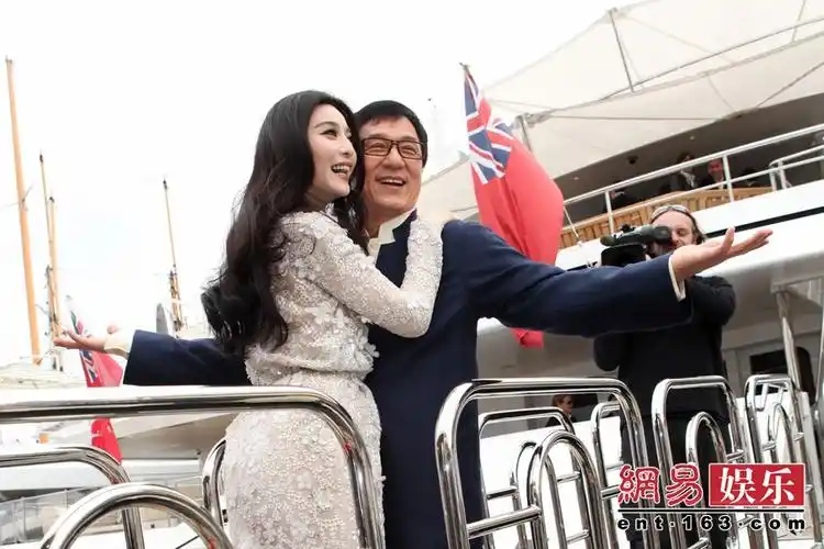 绝地逃亡发布会范冰冰强抱成龙