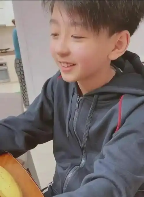 张柏芝二儿子久违露面13岁quintus留哥哥同款长发很像谢霆锋