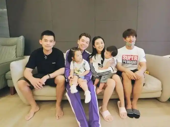 经常的打开方式,要么就是粘着王栎鑫一家人.