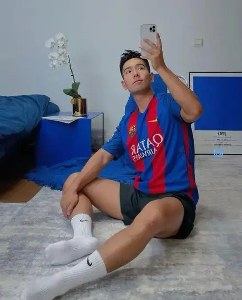 穿着白袜玩自拍的足球帅哥有点帅哦