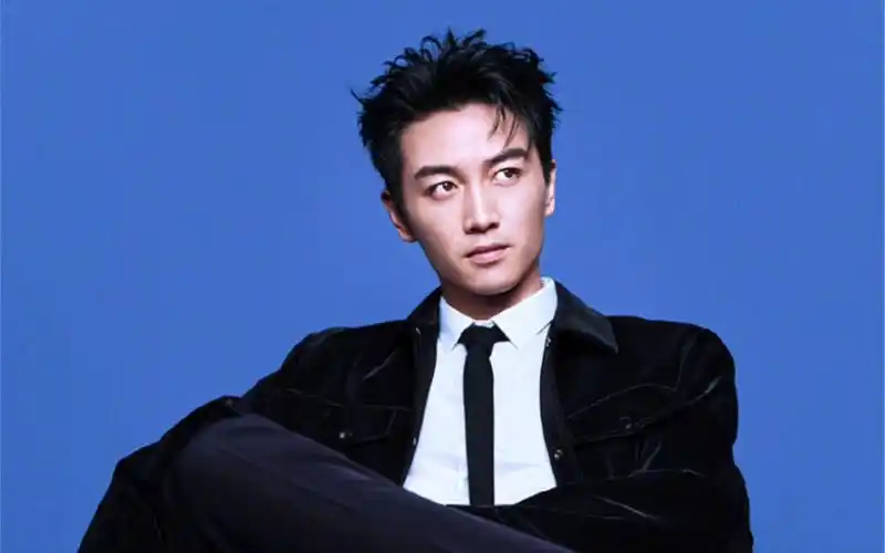 陈晓登封时尚杂志,2022年是他演员生涯的高光年!