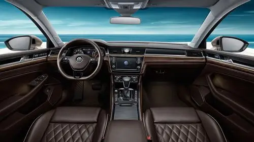 之初野心勃勃,除了名字上与当时已经停产的大众旗舰轿车辉腾相似外