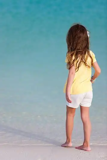 小女孩_海滩_背面视角_暑假_图片大全—全景创意图库(quanjing.