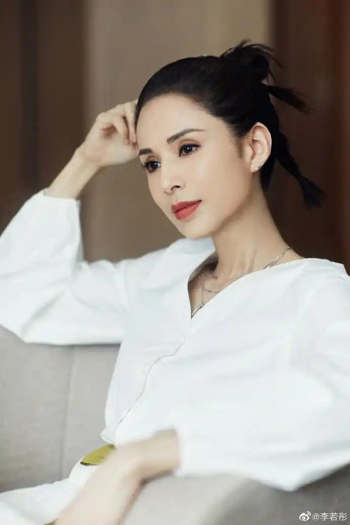 仙气依旧!李若彤穿白色长裙身材窈窕