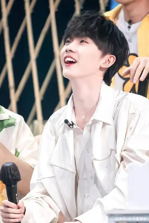 9月15日,夏日少年派官网发布马嘉祺最新剧照,身穿白衬衫的马嘉祺少年