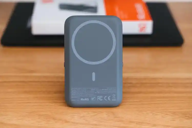 挣脱线材束缚的iphone移动充电站麦多多magsafe无线充电宝评测