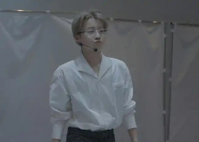 刘雨昕眼镜配白衬衫##刘雨昕白衬衫排练照