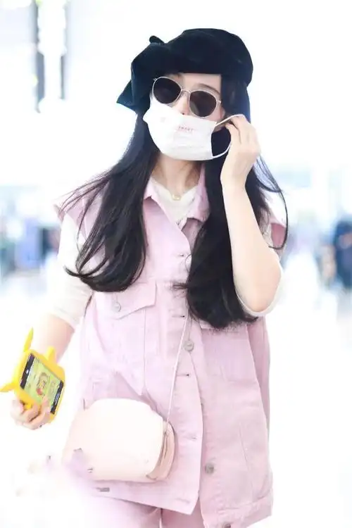 范冰冰机场现身造型太嫩!粉色马甲配贝雷帽系错扣子,秋衣太抢镜