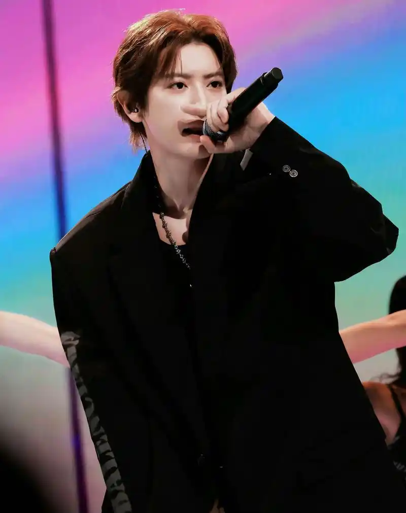 换了新发色的朴灿烈简直鲨疯了,有被帅到,精心准备的中文舞台心软软