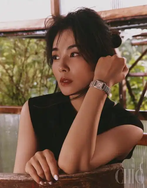 刘涛初秋松弛感大片#刘涛 x@chic十月刊封面大片午后的风中还飘着