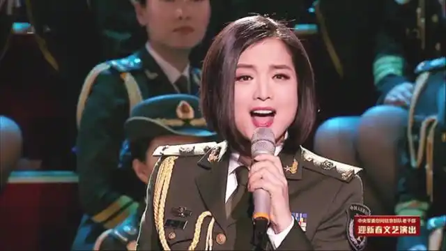 白雪一身军装领唱《战士第二故乡》歌声甜美,动听迷人