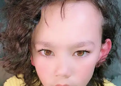 周嘉诚的哥哥周泽西真的好魅惑,特别是他的眼睛,真的很勾人,让人看