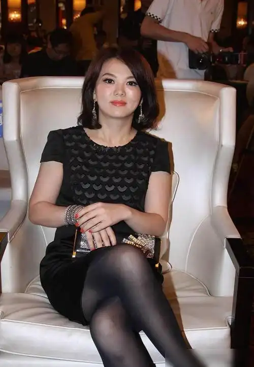 李湘的身材侧面看原来这么美多肉身材太有优势了比例真好