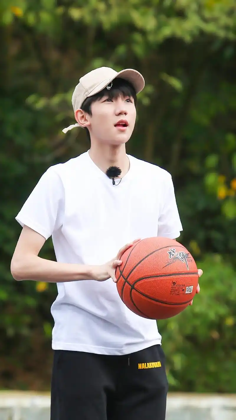 tfboys分享190619篮球男孩王源帅气上线转球炫技样样精通