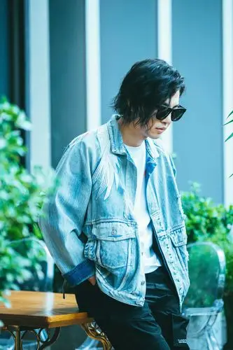 邹廷威街拍大片曝光 帅气随性诠释街头趣味__凤凰网