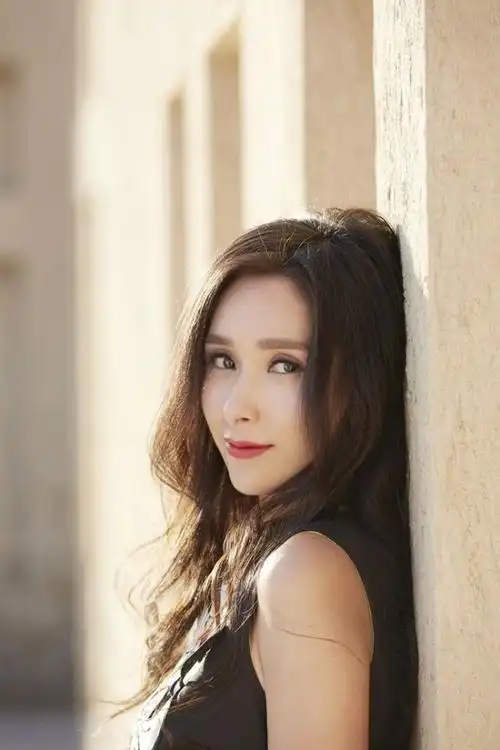 杨恭如"越走越美" 展异域风情