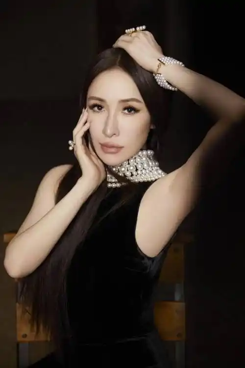 elva 萧亚轩加盟华纳音乐首支单曲《爱没有错》11/3正式上架_首歌