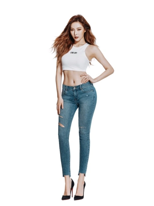 泫雅成功甩肉重返性感女神,中空露半球辣翻全场