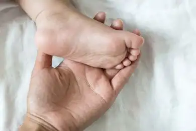 妈妈手托着宝宝的小脚丫