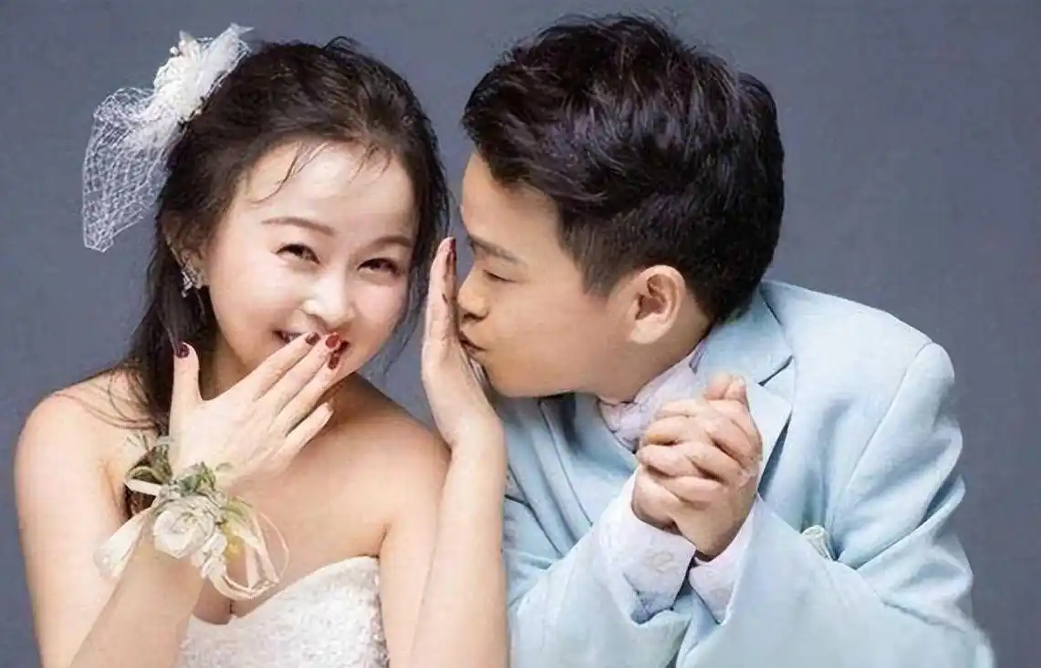 朱洁秦学士:袖珍夫妻的坚韧与勇敢 朱洁和秦学士是一对袖珍夫妻,他们