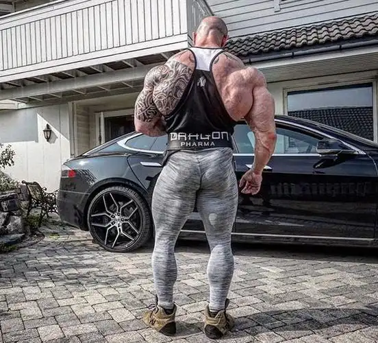 248斤肌肉巨兽健身8年并不仅仅为了自己,也是为了保护家人!