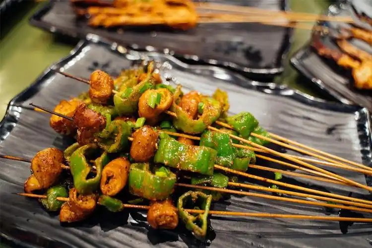 烤肥肠搭配青椒,肥肠再在火上烤一烤,本来油重的非常显得更加油爆爆的