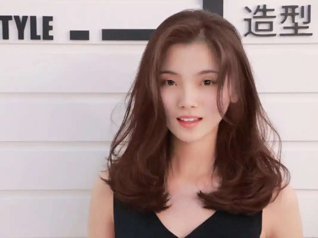 这款侧分八字刘海大侧分的形式给人一种气场的感觉._发型_时尚