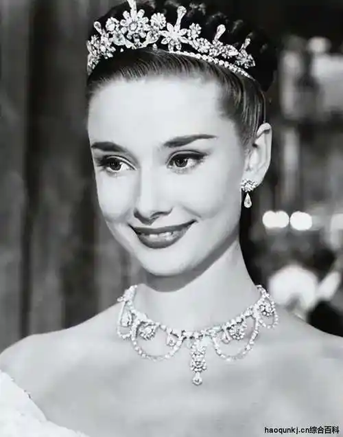 世界最美的女人第一名(奥黛丽·赫本,世界上最美丽的女人)-第1张图片