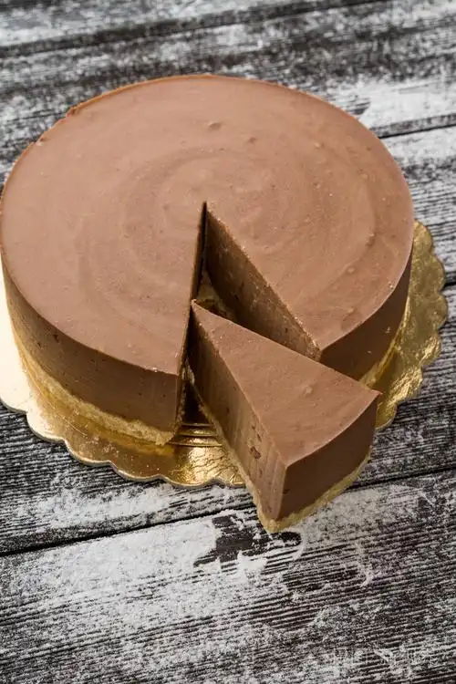 巧克力棕色芝士蛋糕和切片木制的桌子上