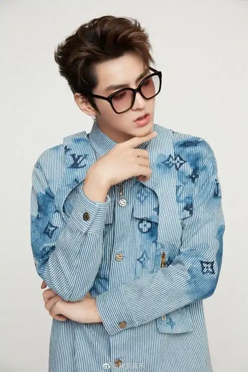 吴亦凡解锁全新水墨牛仔大片清爽帅气又不失肆意张扬