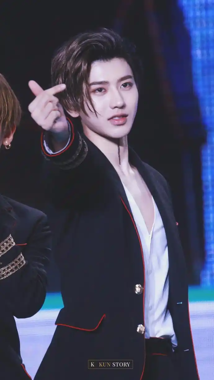 蔡徐坤用手比心真的好可爱,嘴唇看起来有点干,记得多喝水!