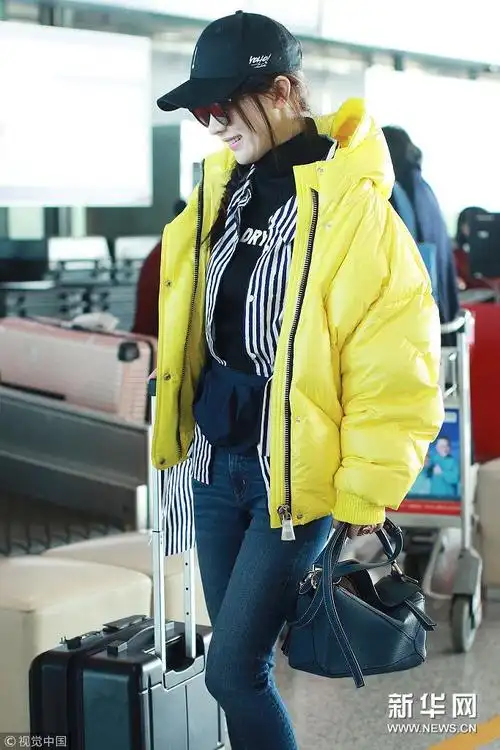 霍思燕亮黄色羽绒服时髦惹眼