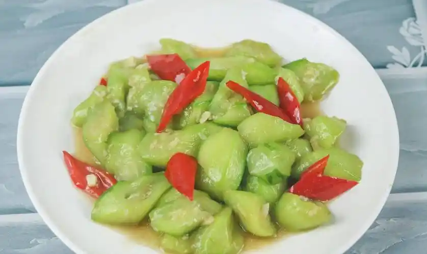 大厨教你一道蚝油丝瓜strong/p p丝瓜/strong,丝瓜翠绿不发黑,营养