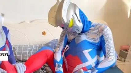 迪迦奥特曼和赛罗奥特曼互相挠脚心!