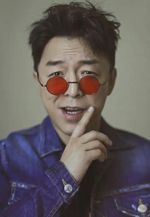 黄渤搞怪帅气时尚杂志写真图片