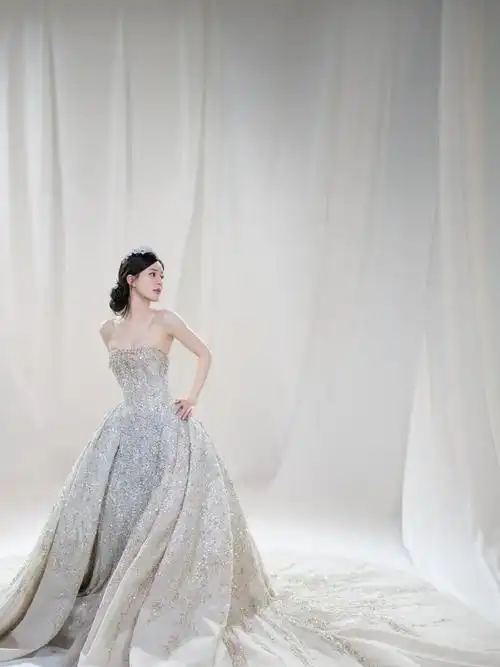 简直美到失语!|赵露思|公主裙_新浪新闻